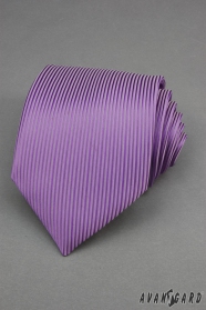 Fioletowy krawat z pionowymi paskami