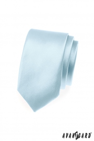 Wąski krawat w kolorze błękitnego nieba