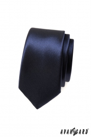 Gładki ciemnoniebieski wąski krawat