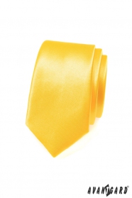 Wąski charakterystyczny żółty krawat