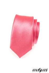 Wąski krawat w kolorze koralowym
