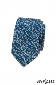 Niebieski krawat w kwiatowy wzór