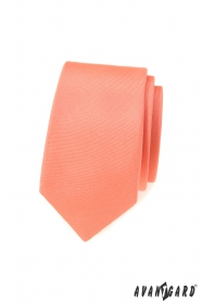 Wąski krawat w matowym łososiowym kolorze