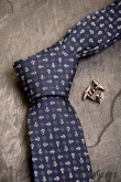 Granatowy krawat z kotwicami - szerokość 7,5 cm