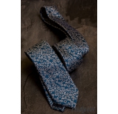 Niebieski krawat w kwiatowy wzór - szerokość 6 cm