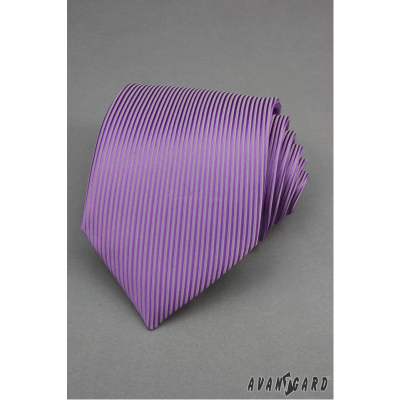 Fioletowy krawat z pionowymi paskami