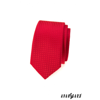 Wąski krawat w czerwoną kratkę