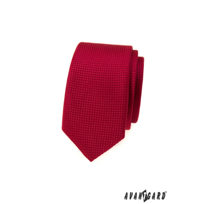 Czerwony wąski krawat z fakturą powierzchni