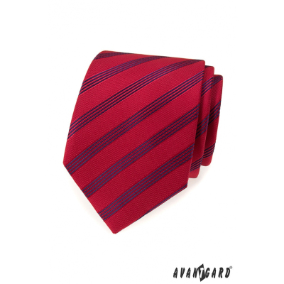 Czerwony krawat w niebieskie paski