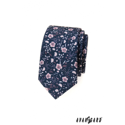 Wąski niebieski krawat w różowe kwiaty