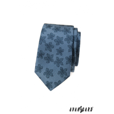 Niebieski wąski krawat w ciemny kwiatowy wzór