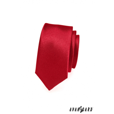Gładki monochromatyczny czerwony krawat