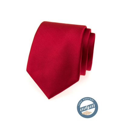 Czerwony jedwabny krawat w pudełku
