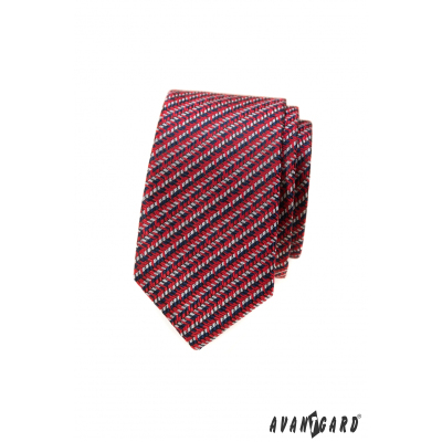 Czerwony wąski krawat w niebiesko-biały wzór