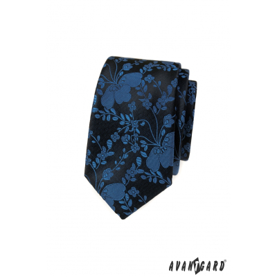 Wąski krawat z niebieskim wzorem