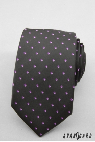 Czarny wąski krawat z fioletowymi kwadratami
