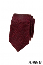 Wąski krawat z fakturą w kolorze bordowym
