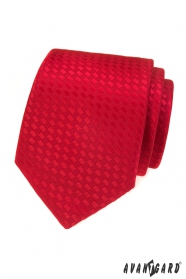 Czerwony krawat z prostokątnym motywem