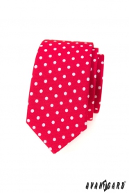 Wąski czerwony krawat w białe kropki