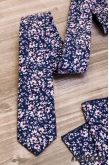 Ciemnoniebieski wąski krawat w różowe kwiaty - szerokość 5 cm