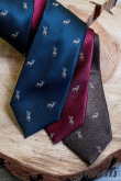 Niebieski krawat ze wzorem jelenia - szerokość 7 cm