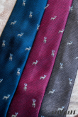Niebieski krawat ze wzorem jelenia - szerokość 7 cm