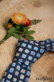 Niebieski krawat, zabawny kwiatowy wzór - szerokość 5 cm