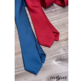 Wąski niebieski krawat z przeplatanym wzorem