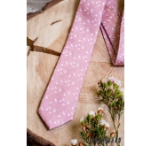 Wąski krawat w kolorze pudrowego różu z białym wzorem